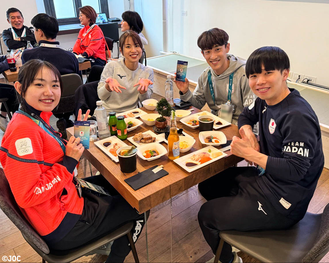 TeamJapan's tweet photo. ショートトラックの選手たちが
TEAM JAPAN HOUSEに来てくれました🇯🇵🙌

#TEAMJAPAN の交流拠点としてミラノ市内に設置されており、メダリスト会見なども行われます。

岩佐暖 選手
金井莉佳 選手
長森遥南 選手
渡邊啓太 選手

@skatingjapan
#MilanoCortina2026
#ともに一歩踏み出す勇気を https://t.co/pLpBQunGpX