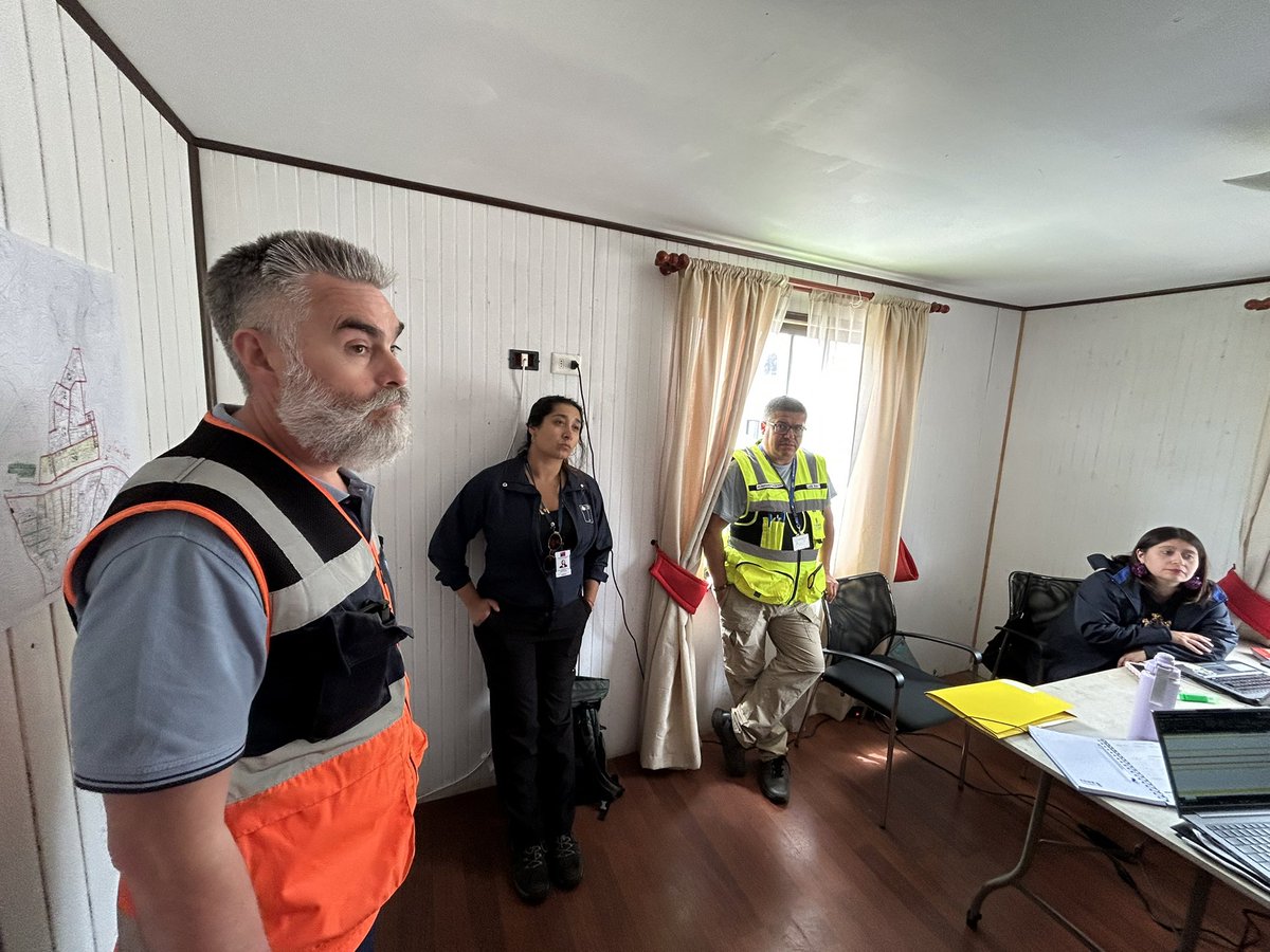 senapredbiobio's tweet photo. Esta mañana nuestro Director Regional, Alejandro Sandoval, se reunió con autoridades y vecinos de Punta de Parra, Tomé, para definir en conjunto gestiones necesarias en la instalación de viviendas de emergencia. https://t.co/beu6Rn0Ue9
