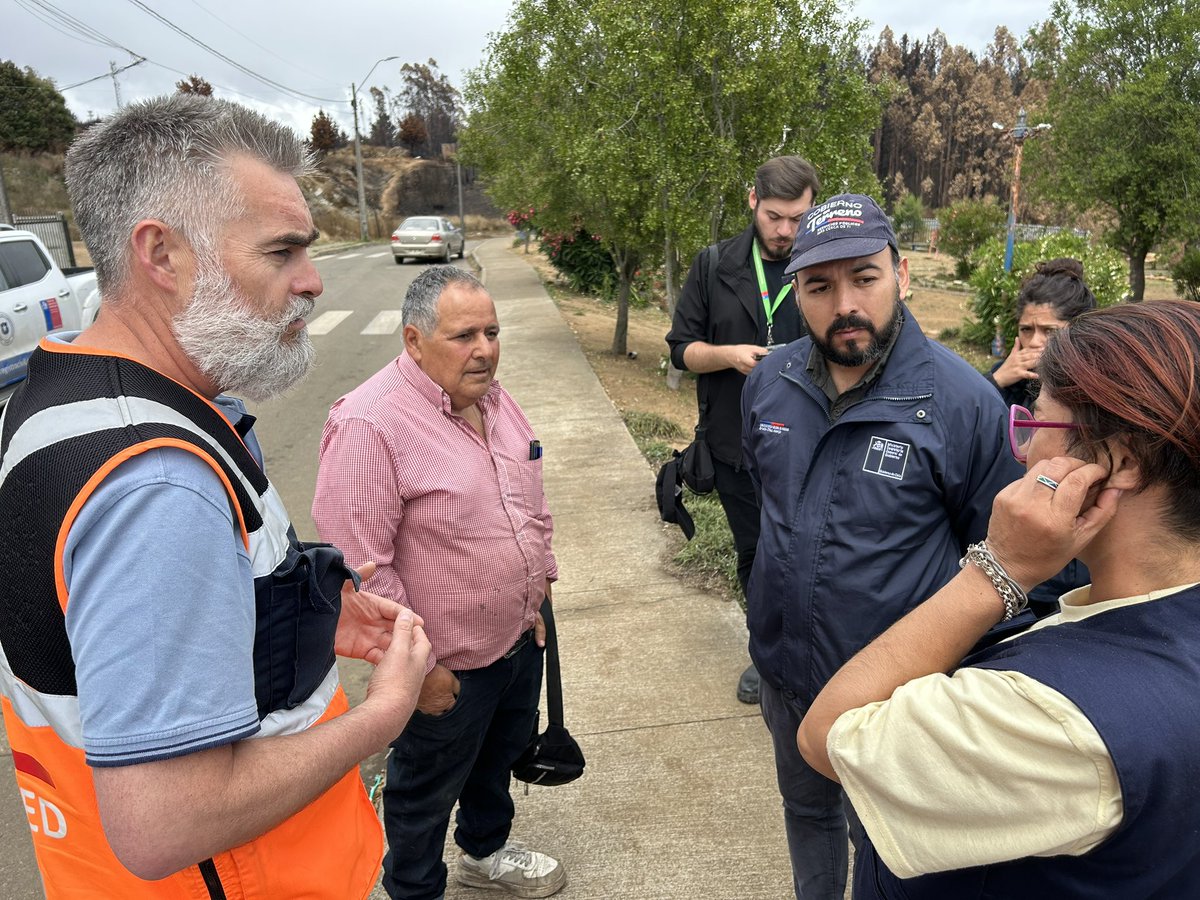 senapredbiobio's tweet photo. Esta mañana nuestro Director Regional, Alejandro Sandoval, se reunió con autoridades y vecinos de Punta de Parra, Tomé, para definir en conjunto gestiones necesarias en la instalación de viviendas de emergencia. https://t.co/beu6Rn0Ue9