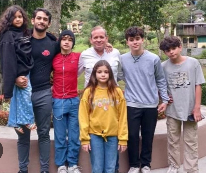 Excarcelado Juan Pablo Guanipa.
Estos niños; huérfanos de madre; nunca debieron estar sin su papá.
Esta familia; como toda la familia venezolana; nunca debió ser separada.
Juan Pablo Guanipa nunca debió estar secuestrado, como casi 20 mil venezolanos inocentes.