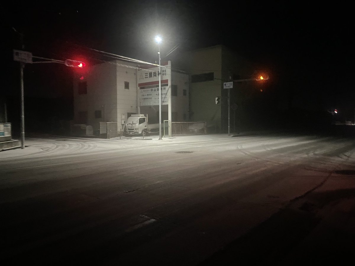 progress2104's tweet image. こんな雪⛄️積もる事なかなか

ないから明日の朝、ガチガチやと

道混むやろな〜(   ･᷅ὢ･᷄ )

まっボク休みやから関係ないけどw