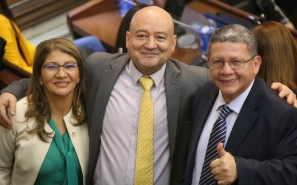 Autor__X's tweet image. Los mayores asesinos de Colombia, los mayores violadores de niños, los mayores secuestradores van con el candidato Iván Cepeda, esa es una realidad que ningún lameculos y bodeguero de Petro puede ocultar ni negar, votar por Cepeda es votar por la barbarie y la impunidad.