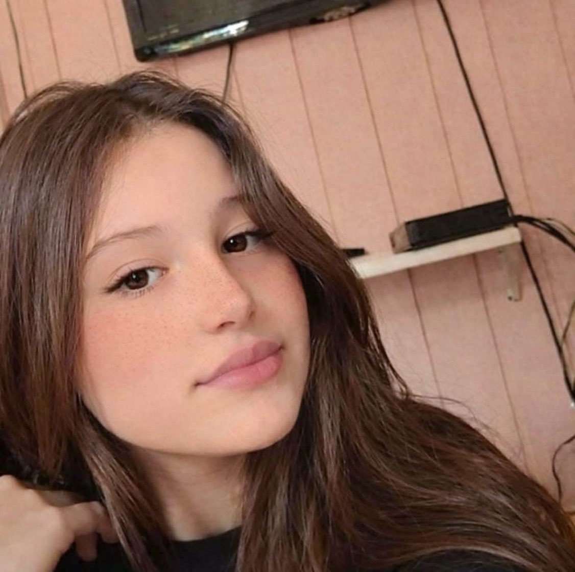 Vanessa Martins Figueiredo (BRA).

Pfizer: 5. November 2021
Gestorben: 10. Januar 2022
Alter: 13 Jahre

Vanessa erhielt am 5. November 2021 eine Dosis des Pfizer COVID-19-Impfstoffs. Etwa fünf Tage später traten bei ihr schwere Symptome auf (darunter Erbrechen und neurologische