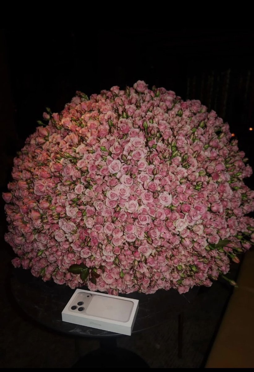 Victoriaa453's tweet photo. Beauty in full bloom 🌸✨ Nothing beats the charm of a perfect floral arrangement. #FlowerPower #BloomingBeauty #NatureLovers https://t.co/llzxAgCtu1