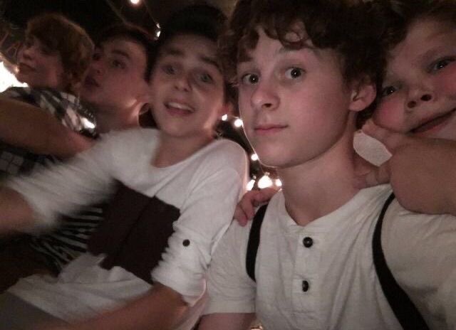 reeenwl's tweet image. genuinamente q FOMO m da no haber sido uno d los del cast de it
yo solo quiero ser uno d ellos sentarme con ellos beber algo..