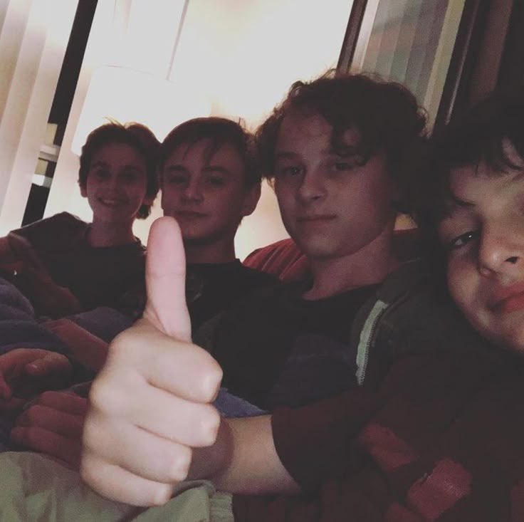 reeenwl's tweet image. genuinamente q FOMO m da no haber sido uno d los del cast de it
yo solo quiero ser uno d ellos sentarme con ellos beber algo..