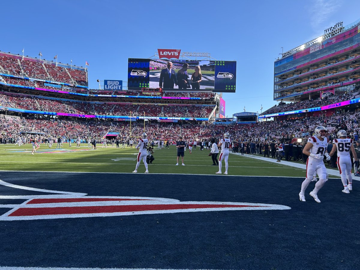 NFLprguy's tweet image. A little more than an hour to go here where it’s a 67 glorious degrees. Chamber of commerce day as they say