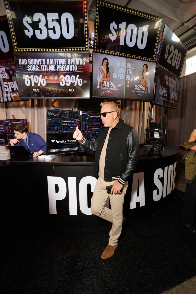 fanaticsmarkets's tweet image. Fanatics Markets reporting live from inside the Big Game party 🫡

The Fanatics Trading Desk was the place to be 📈 Celebs picked their side, spun the wheel, and put their Super Bowl predictions to the ultimate test.