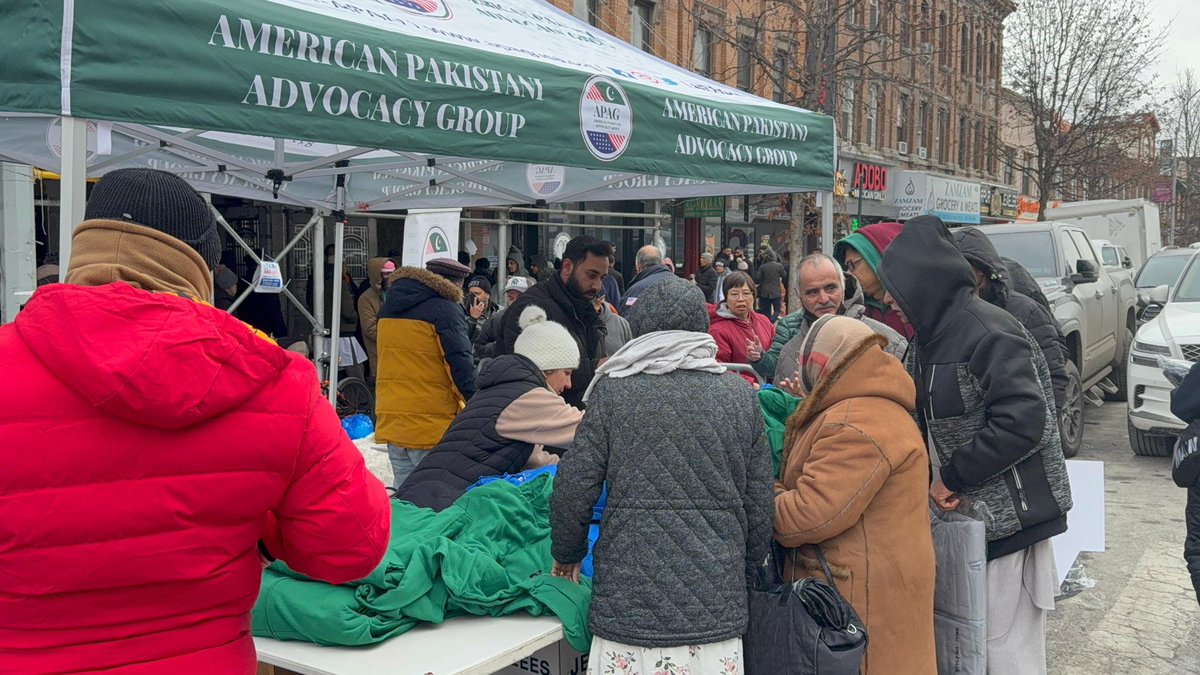 ApagCares's tweet photo. APAG Cares Winter Clothing Drive at Makki Masjid in Little Pakistan, Brooklyn with the goal of keeping our community warm during the winter months.

The APAG Cares team distributed new jackets, blazers, hoodies, socks, gloves, and hats to community members and individuals in need https://t.co/OvX5jyTJAo