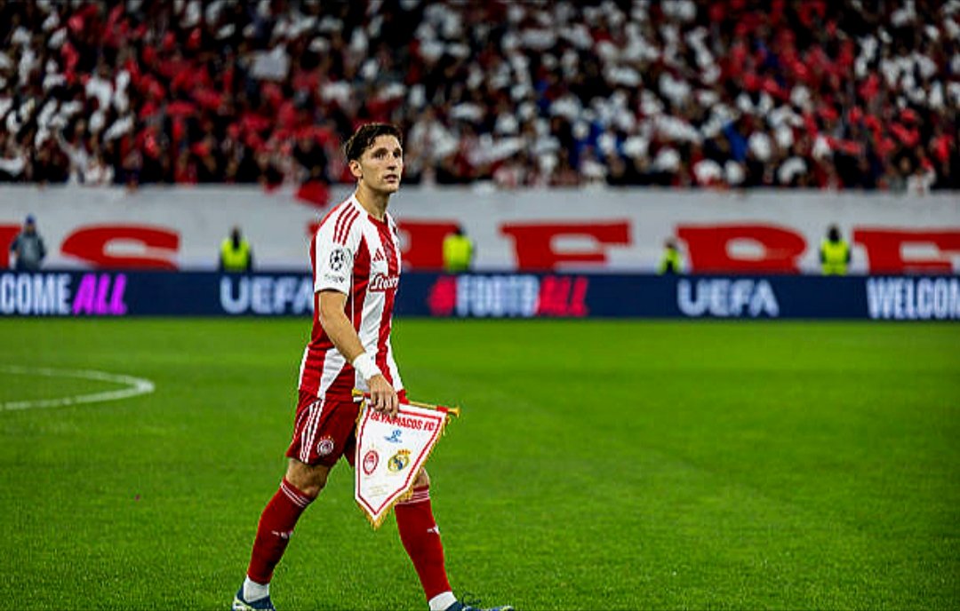 #OlympiacosFC

Μετά το τέλος του αγώνα υπήρξε γιούχα ο KOTSIS λέει ότι ο Πάνος μάζεψε τους παίκτες όταν πήγαιναν στα αποδυτήρια και τους πήγε στην 7 

Όπως τους αποθεώνουν και τα ακούνε
Έτσι και στα αρνητικά θα τα ακούνε 

Είσαι ΤΕΡΆΣΤΙΟΣ