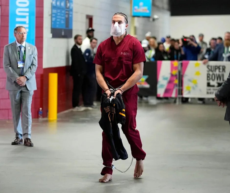 MACK HOLLINS LLEGA ESPOSADO AL SUPER BOWL 60

El receptor de los Patriots, Mack Hollins, sorprendió al arribar al Super Bowl 60 esposado, con máscara estilo Hannibal Lecter, traje rojo y, como ya es costumbre, descalzo.

En su primera temporada con Nueva Inglaterra sumó 46