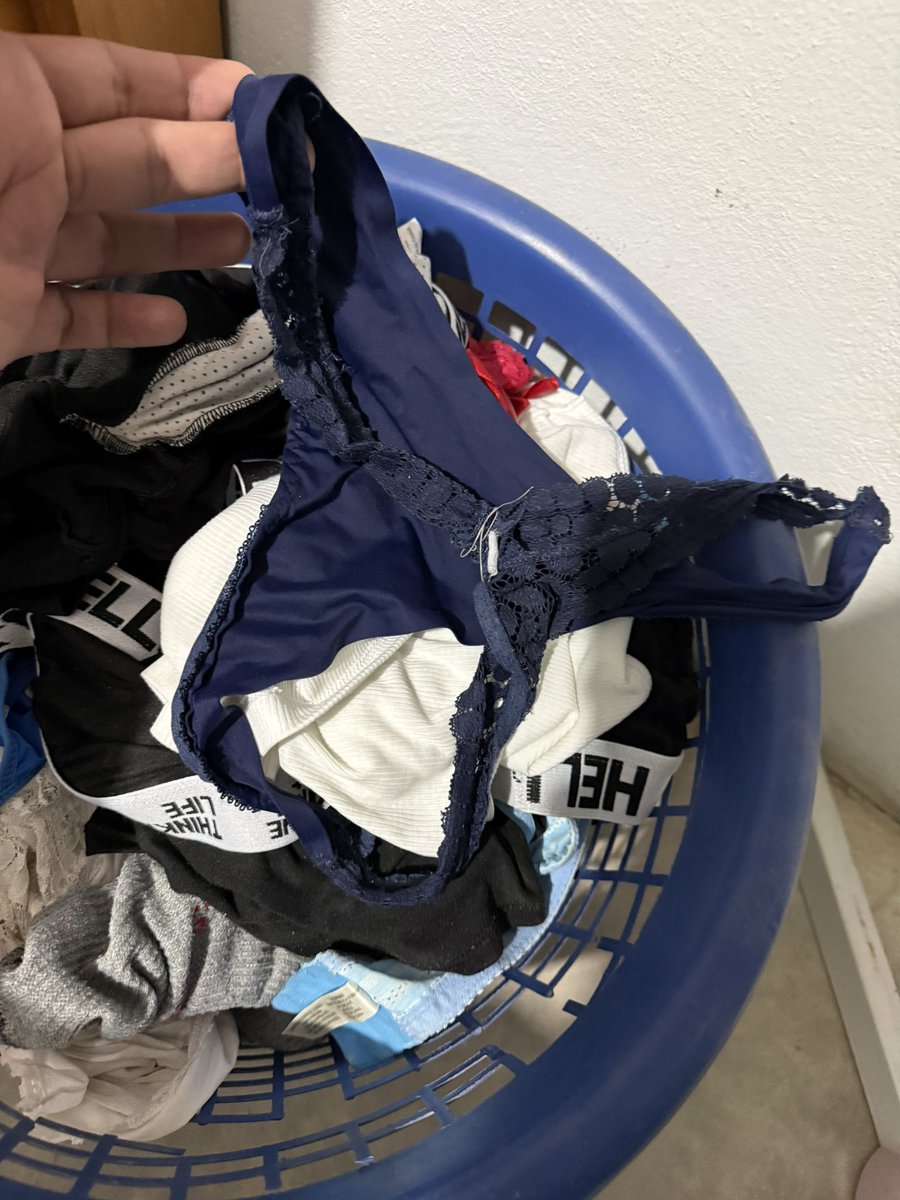 CalienteyCach's tweet photo. Vean las ricas tangas que acabo de encontrar amigos 🤤😈🥵🥴 neta que ricas estaban olorosas manchaditas !!!! Uffff 🤤 que rico olor a panocha les deja mi mamá! Quisiera tener un amigo cerca para que disfrute conmigo este olor rico 🥴🥵🤤 #tangasucias #incestoconmamá https://t.co/UBNUxxv3ZR