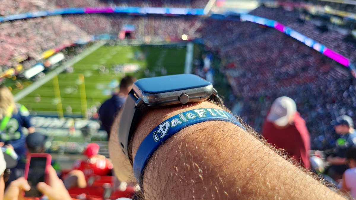 JakeTheEmcee's tweet image. Yall think I'm the only one at Super Bowl 60 wearing a Dale FIU wristband? 😼

#FIU | #Panthers | #PawsUp