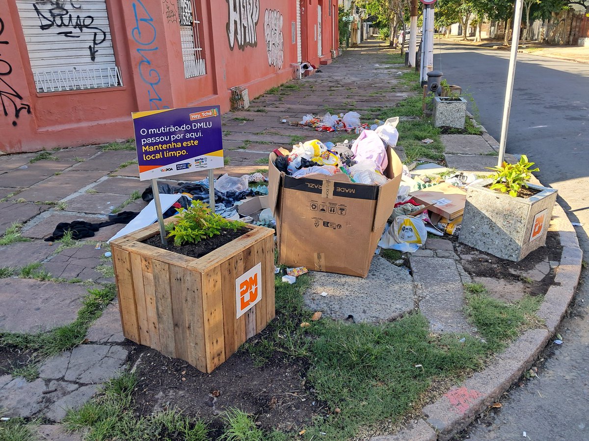 uffo75's tweet photo. @portoalegre24h esquina Marcílio Dias com 20 de Setembro, Azenha. Que moradores educados. E, sim, são os próprios moradores q fazem isso. https://t.co/IoQ9BLxfke