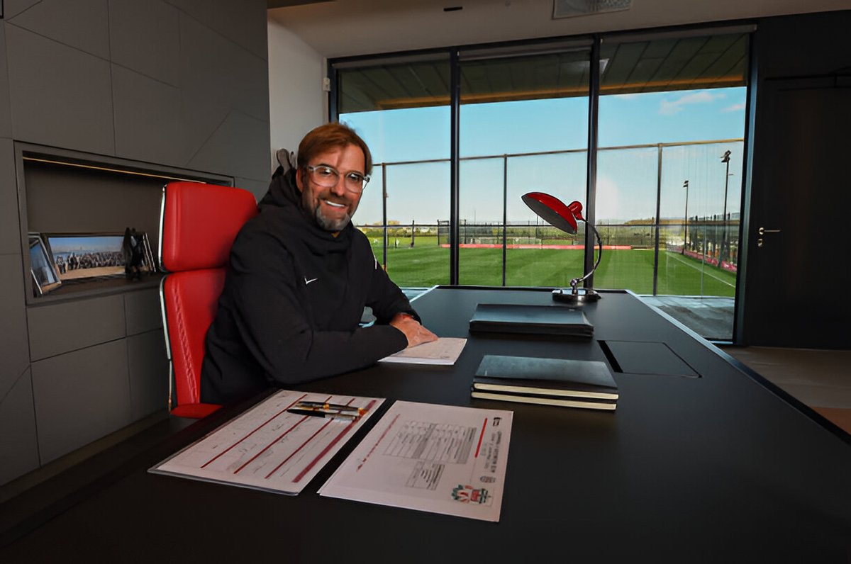 WinsLFC's tweet photo. 🚨🎙️ Jurgen Klopp on Arne Slot and Liverpool:😭

“I adore Slot, I left him believers playing heavy metal football… now we press like a Spotify playlist on shuffle. Sometimes rock, sometimes blues, sometimes hip-hop. Honestly, nobody knows what’s coming next.” 💔