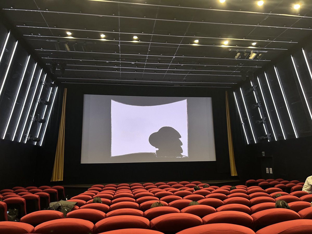 otacoman1's tweet photo. 新文芸坐(池袋)のblurの映画、ライティング＆強制スタンディング上映(声出しOK)が思ってた以上に楽しめた！
Park Lifeは大合唱だし、Song2では皆で飛び跳ねてooh hoo！またやるなら行くかも。

3月はストップメイキングセンスの強制スタンディングやるらしい。 https://t.co/HvZ5yAJklT