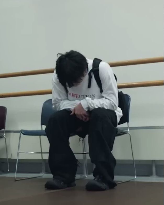 Tengo que arrancar a agarrar todos los apuntes que dejé tirados xq decidí PATEAR LAS MATERIAS A FEBRERO