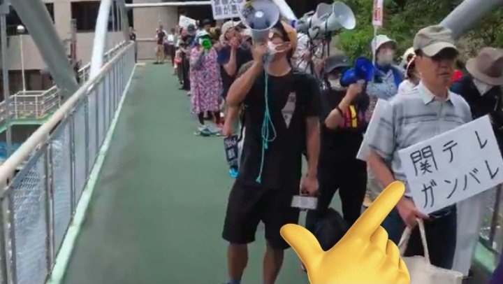 斎藤知事記者会見に毎週やってきて、嫌がらせ質問をしたり、罵声を浴びせたりしている活動家記者による、中道候補者応援のために自民候補者等をおとしめるような投稿です。
この活動家と共に、悪質な記者やフリー記者たちが、歩道橋のデモ隊と連携し、記者会見を荒らしてます。
ひどい人たちです。