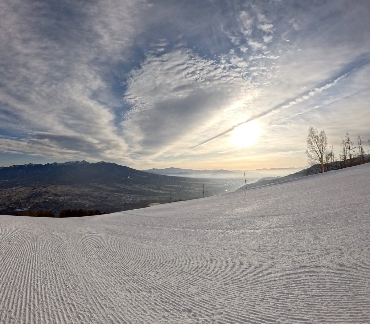 2/9(月) 天気:晴れ☀️、山頂気温:-14℃、風速:5m、積雪:120m、山麓天気:-9℃、全面滑走可能です！
ゲレンデコンディション良好！
絶景ゲレンデで、スキー・スノーボードをお楽しみください❄︎