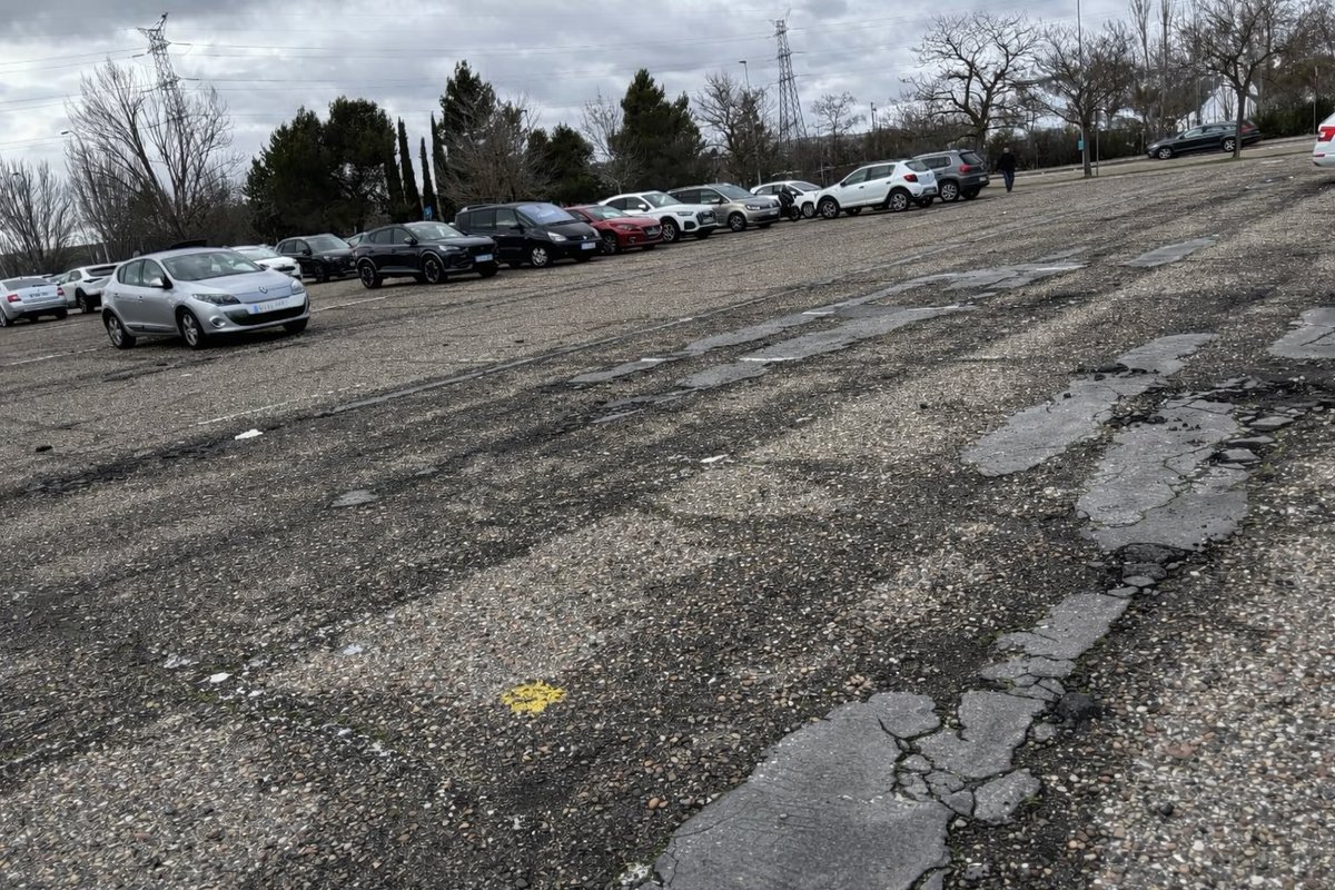 Esto es una vergüenza absoluta como está el parking del estadio