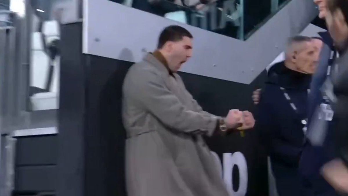 mirkonicolino's tweet image. L'esultanza di #Vlahovic al 2-2 di #Kalulu #JuveLazio