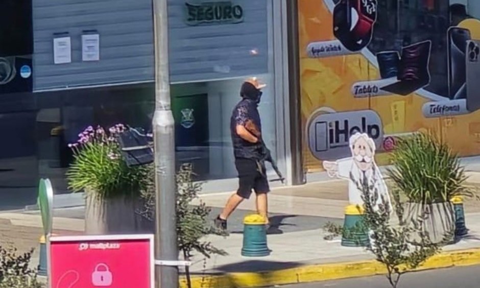 Chile se cae a pedazos: Otra vez asaltan el Mall Plaza Norte con ARMAS DE GUERRA gamba.cl/2026/02/mall-p…