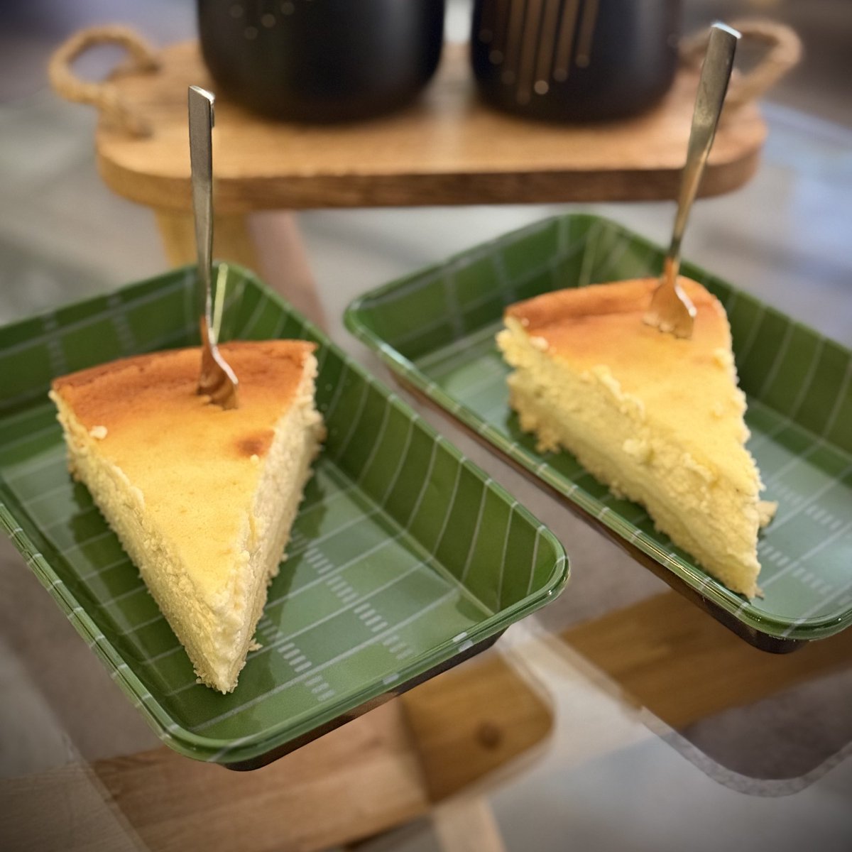 Und zum Warmup gibt’s frisch gebackenen Käsekuchen von meinem ganz persönlichen MVP. Meiner unglaublich bezaubernden Ehefrau, die einfach wirklich alles besorg hat, für diesen Abend. #SuperBowlLX
