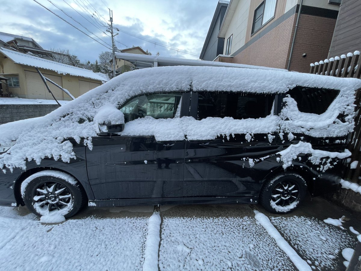 おはようございます♪

昨日降り続いた雪で積もっています☃️

渋滞で国道1号線が10分経っても50mぐらいしか動きませーん😅

機材回収に行けない…😭

＃企業公式が毎朝地元の天気を言い合う 
＃大津市 
＃イベント
＃音響 
＃照明