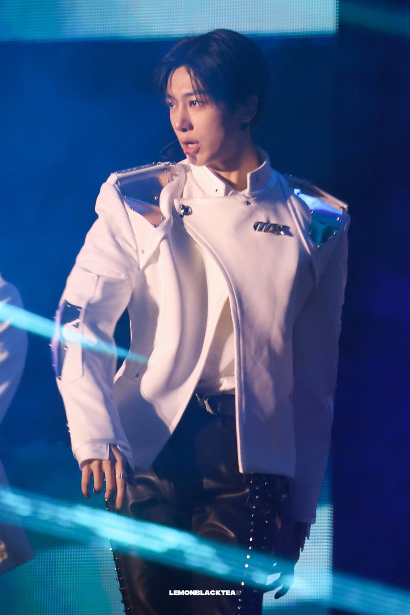 포스터에 있는 의상을 디벨롭해서 수정했을 거라고 생각했는데 수정이 많아 보이네... 메탈 사용한 거 너무 좋고 춤추기 좋게 기장을 짧게 한 듯? 어깨 부분 디테일이 좋아