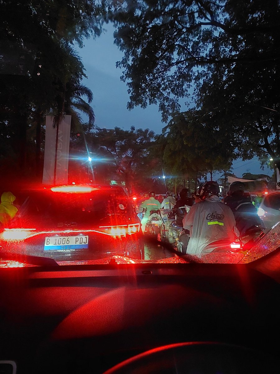 heriantop2's tweet photo. mohon bantuannya jalan dari mc'd karang satria menuju jembatan besi sudah berhenti @restrobkskota @pemkotbekasi @TMCPoldaMetro 
cc @RadioElshinta https://t.co/dcjxODxRtX