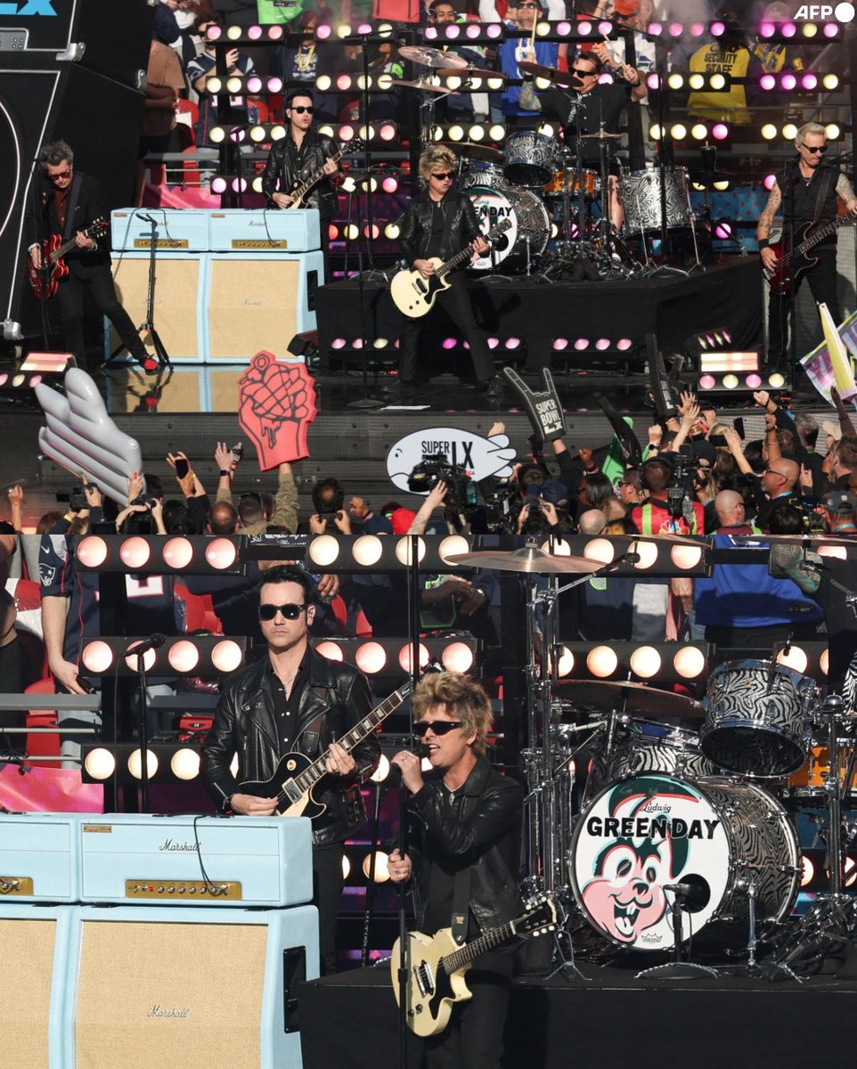 Holiday, Boulevard of Broken Dreams y American Idiot en la apertura del Super Bowl. 

GREEN DAY ES GARANTÍA 🚬🚬🚬