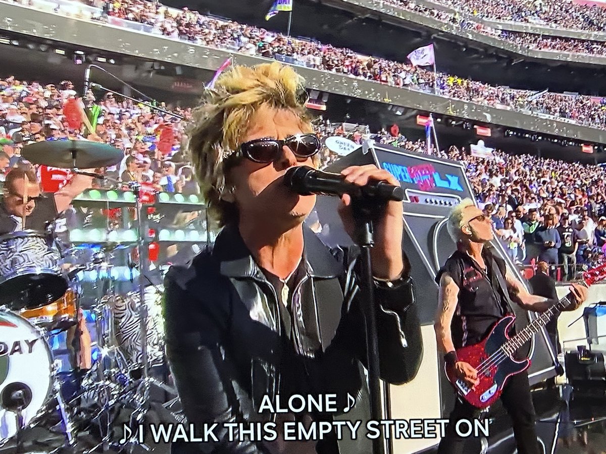 Straight from Traitors to the Super Bowl. Is there ANYTHING Lisa Rinna can’t do? 😍