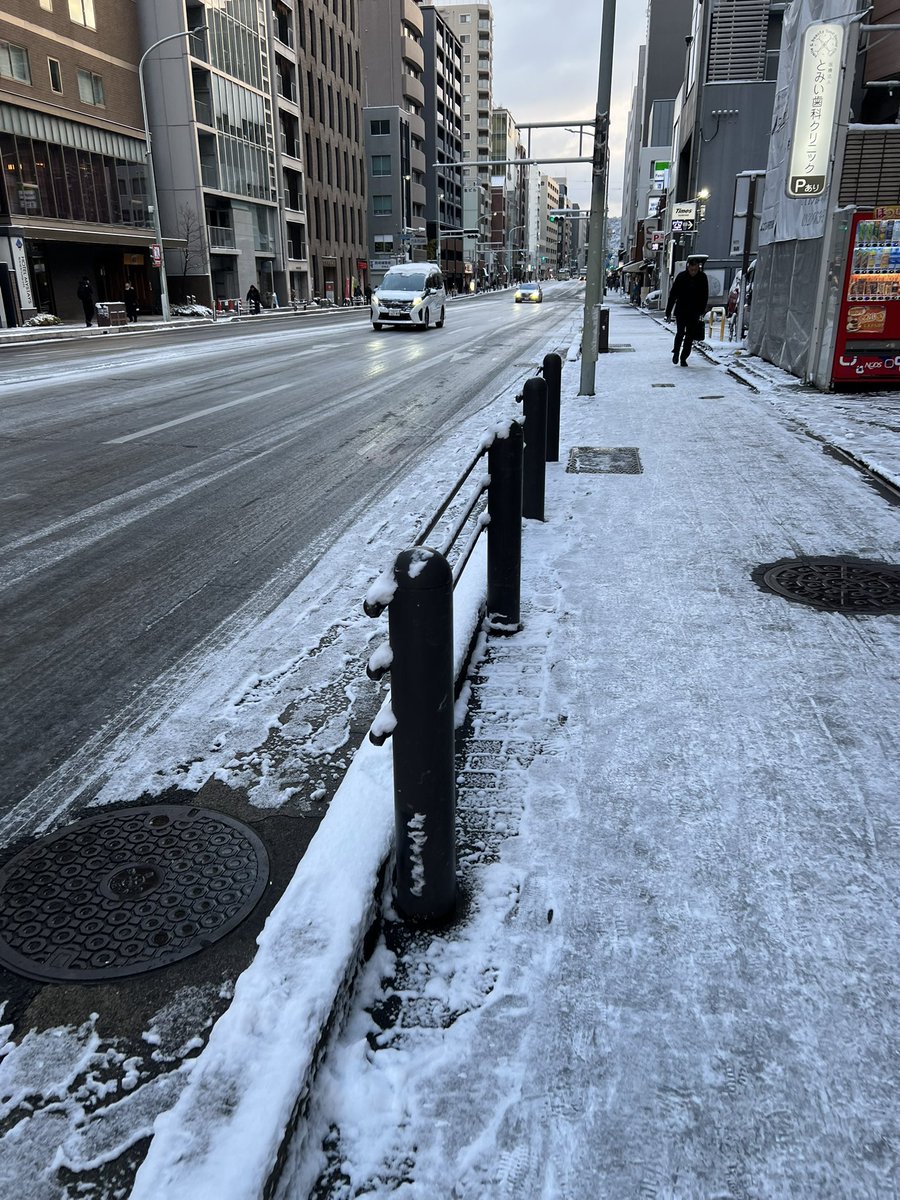 四条通りは雪が固まって滑りやすい
バスもゆっくり安全運転でした🚌