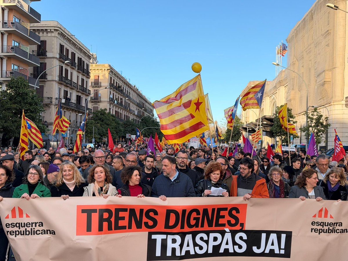 Algú em pot explicar perquè Esquerra va amb una pancarta reclamant el traspàs si ells han pactat traspassar Renfe a Renfe. És tot tan ofensiu…