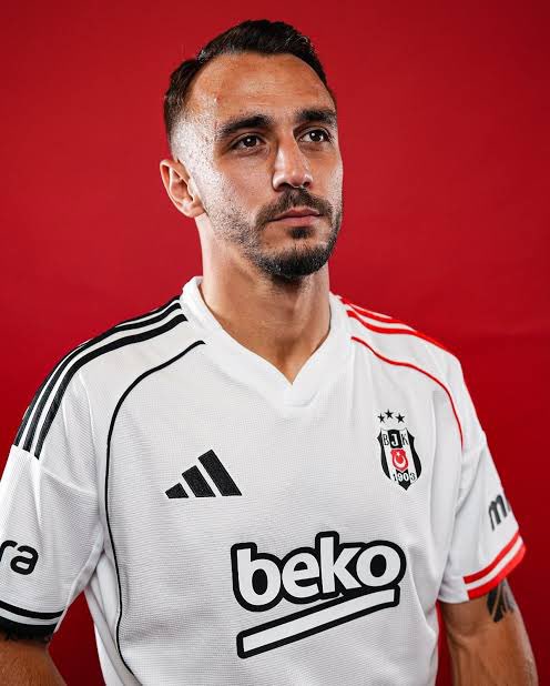 Takımın başında başka bir teknik direktör olsa bırakın oyundan daha erken alınmayı, maç kadrosuna dahi alınmayacak o iki düz vatandaş: