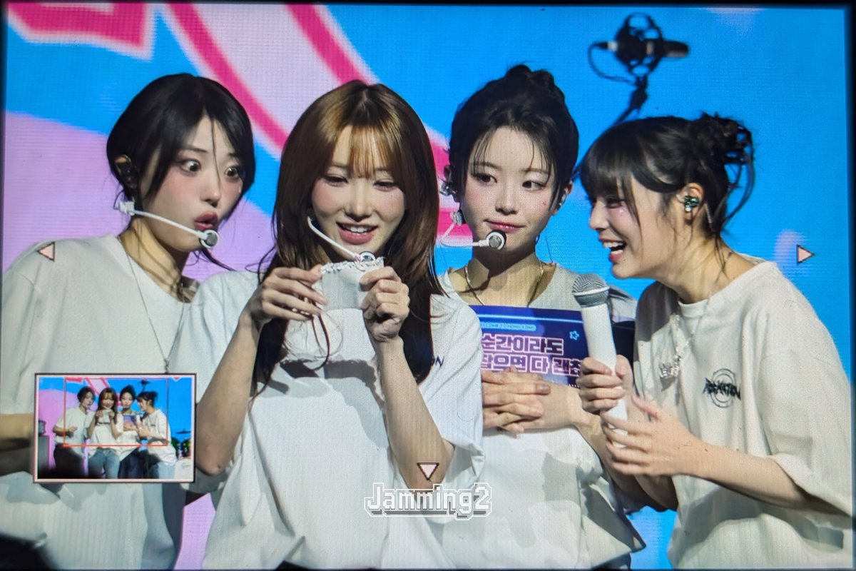 QWER_Jamming2's tweet photo. 260208 QWER ROCKATION in Hong Kong Preview 3
#QWER #큐더블유이알
#Chodan #쵸단
#Magenta #마젠타
#Hina #히나 #냥뇽녕냥
#Siyeon #시연 https://t.co/M1H9LGYdq4