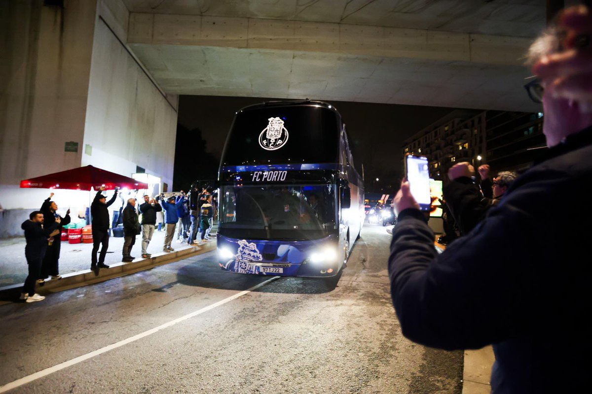 🚨 ATENÇÃO, PORTISTAS!

No jogo FC Porto vs Sporting CP, segunda-feira, dia 9 de fevereiro,
o autocarro do FC Porto chega pelo exterior do Estádio do Dragão, pelo Cogumelo, como aconteceu na final da Taça frente ao Benfica.

🕖 Hora prevista: 19h00

Apoio desde a chegada.
A