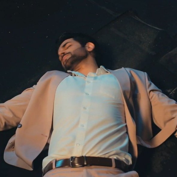 MonsoonMuse18's tweet photo. Pehle gaadi se takrake girta tha aab saanp ke pooch se maar khake gir raha hai 

Shivansh randhawa will always come back to us 😭🤲🏻 iss baar Aryaman suri ke rup mein aaya hai
#KumkumBhagya #NamikPaul #Naagin7 https://t.co/iEcR14mjyk
