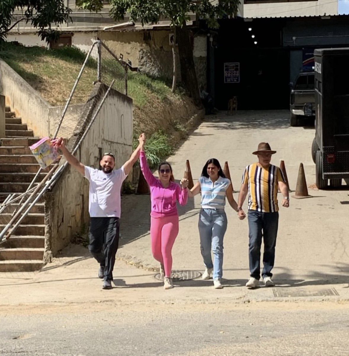 LesterToledo's tweet photo. ¡Un domingo de celebración en Venezuela! Faltan muchos, pero cada abrazo familiar es un descanso para el alma de quienes tanto han sufrido estos años.

#QueSeanTodos https://t.co/fTQQctTpAp