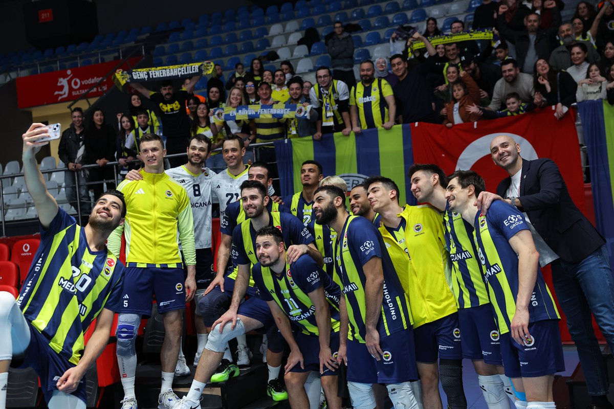 FBvoleybol's tweet photo. Galibiyet selfiemiz. 🤳
#FBvALY https://t.co/3aUNUCNKA4