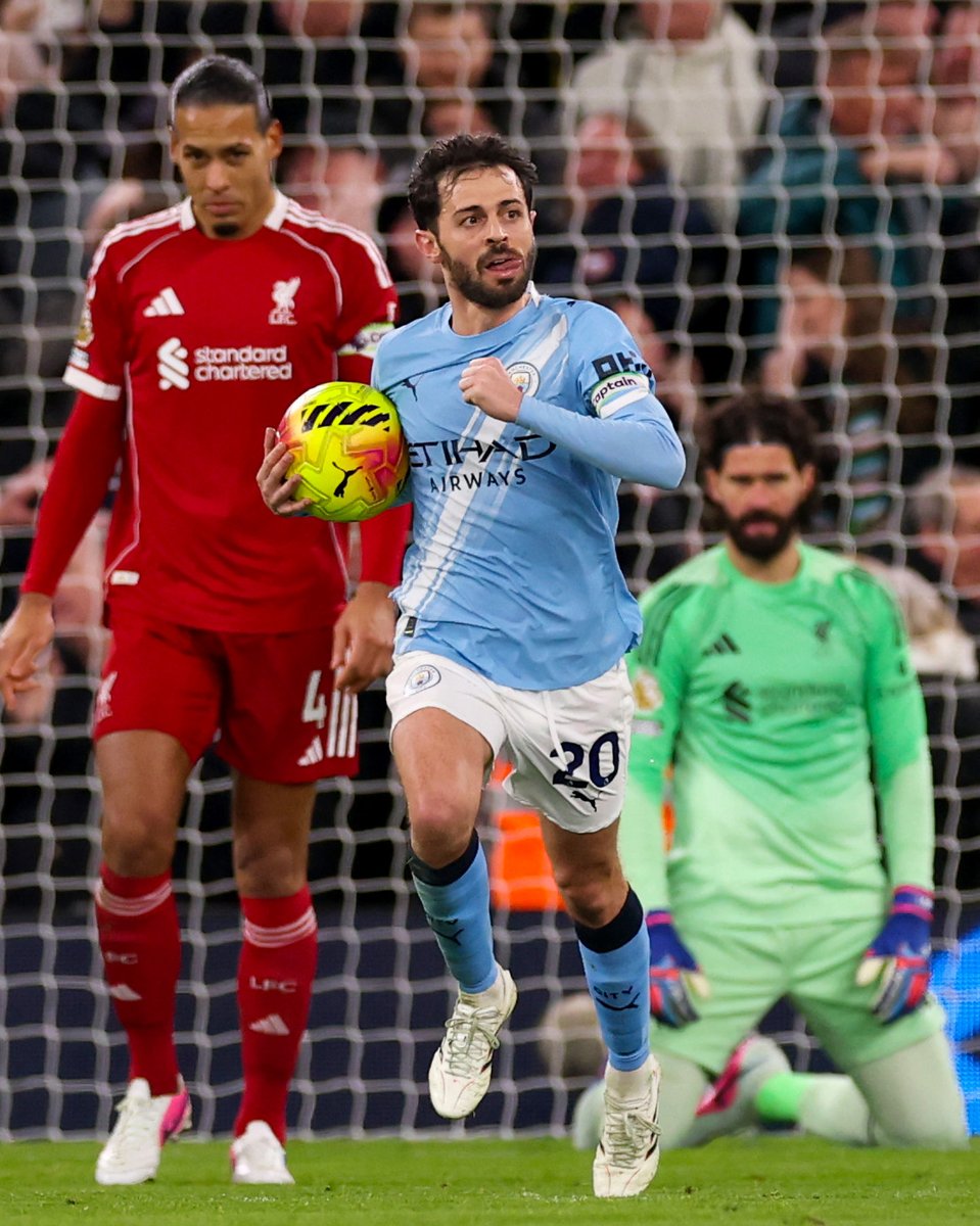 brfootball's tweet photo. WILD second half between Man City and Liverpool 🤯

74'—Szoboszlai scores free-kick stunner
84'—Bernardo Silva equalizes
90+3'—Haaland converts penalty for 2-1
90+10'—City open goal for 3-1 disallowed
90+13'—Szoboszlai shown red for holding https://t.co/ze6CaOpPhM