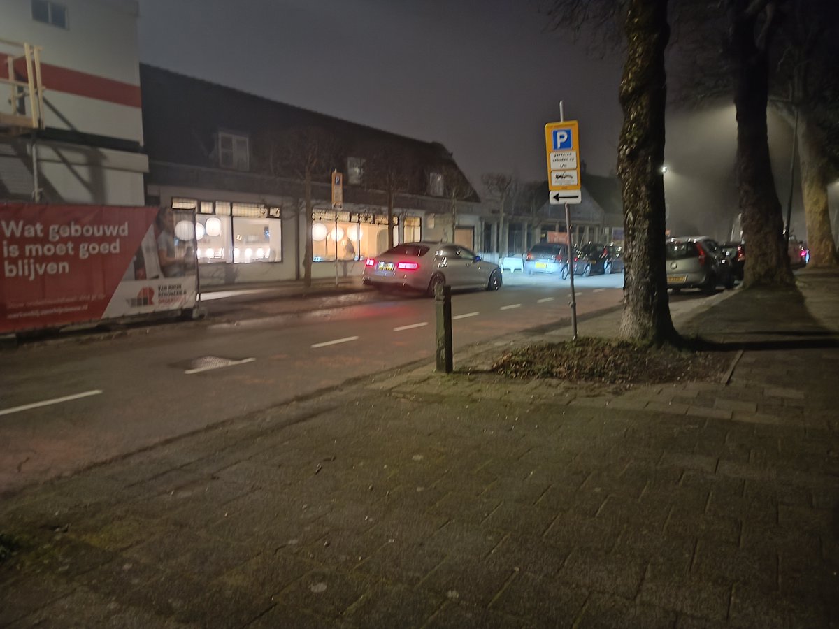 Sta je dan. Met je #Mercedes AMG S 63 E Performance €315412
Tent verkoopt niets anders dan cappuccino en ranzige #matcha. Tot 's avonds laat duistere figuren met dure auto's in de straat. (type; wat zit je, hey broer, je moeder!) Riekt naar de misdaad. #leidschendam #TheBinck