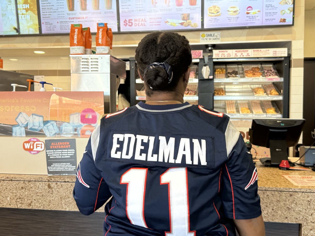wwareiv's tweet photo. Normally an avid @Starbucks coffee drinker, @MrsWare0414 went to @dunkindonuts in response to Starbuck’s 12th man post. It’s THAT serious today… @Patriots Football over Starbucks coffee. #GoPatriots https://t.co/XKCsrlqvJN