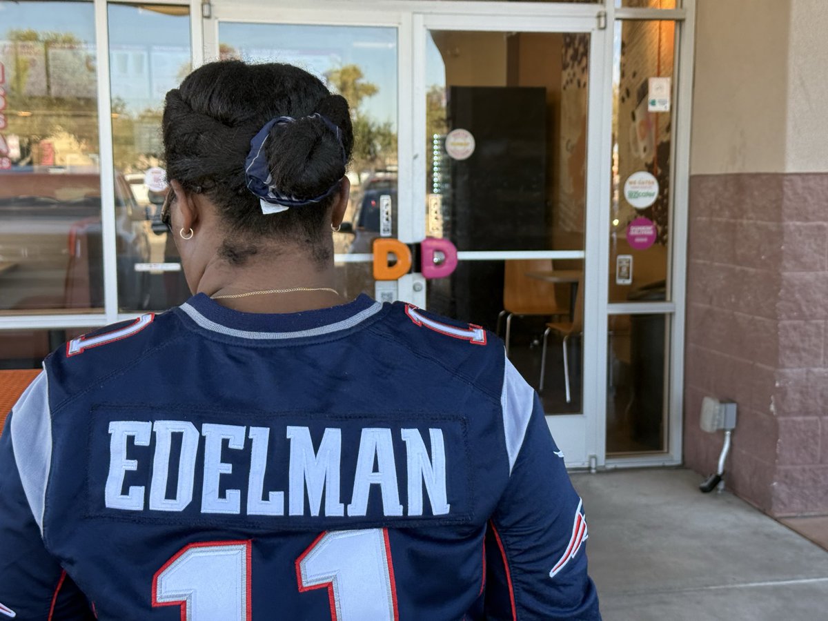 wwareiv's tweet photo. Normally an avid @Starbucks coffee drinker, @MrsWare0414 went to @dunkindonuts in response to Starbuck’s 12th man post. It’s THAT serious today… @Patriots Football over Starbucks coffee. #GoPatriots https://t.co/XKCsrlqvJN