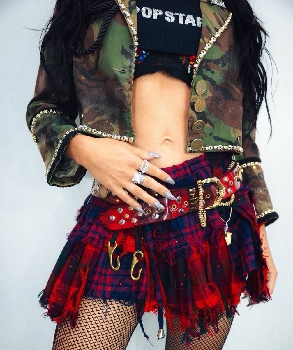 a mi me parece un outfit excelente no sé que se quejan