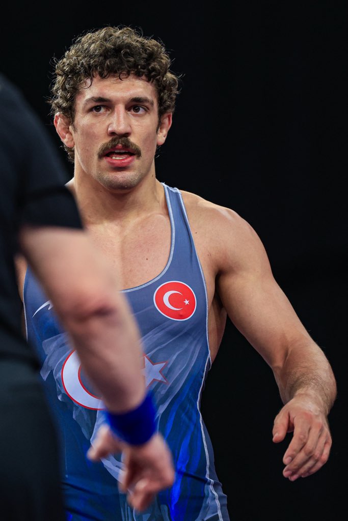 TRguresFed's tweet photo. Yüksel Sarıçiçek Zagreb Open Ranking Serisi’nde 5’te 5 Yaparak Şampiyon Oldu! 🇹🇷🥇

Hırvatistan’ın başkenti Zagreb’de düzenlenen UWW 1. Ranking Series Zagreb Open Turnuvası’nda milli güreşçimiz Yüksel Sarıçiçek, 82 kiloda çıktığı 5 maçın tamamını kazanarak altın madalyaya uzandı.

Turnuva boyunca kritik galibiyetlere imza atan Sarıçiçek, ilk turda ABD’li Jesse Alexander Porter’i 9-0 teknik üstünlükle mağlup etti. İkinci turda Ukraynalı Mykyta Politaev’i 4-0 yenen milli güreşçimiz, çeyrek finalde ev sahibi Hırvat Filip Sacic’i 3-2’lik skorla geçerek yarı finale yükseldi.

Yarı finalde Kazakistanlı İbragim Magomadov’u 4-3 mağlup eden Sarıçiçek, finale adını yazdırdı. Finalde Moldovalı Mihail Bradu ile karşılaşan milli güreşçimiz, rakibini 5-0 mağlup ederek şampiyonluğa ulaştı.

Bu sonuçla Yüksel Sarıçiçek, Zagreb Open Ranking Serisi’ni altın madalya ile tamamladı. Milli güreşçimizi tebrik ediyor, başarılarının devamını diliyoruz. 🇹🇷

@unitedworldwrestling 📸