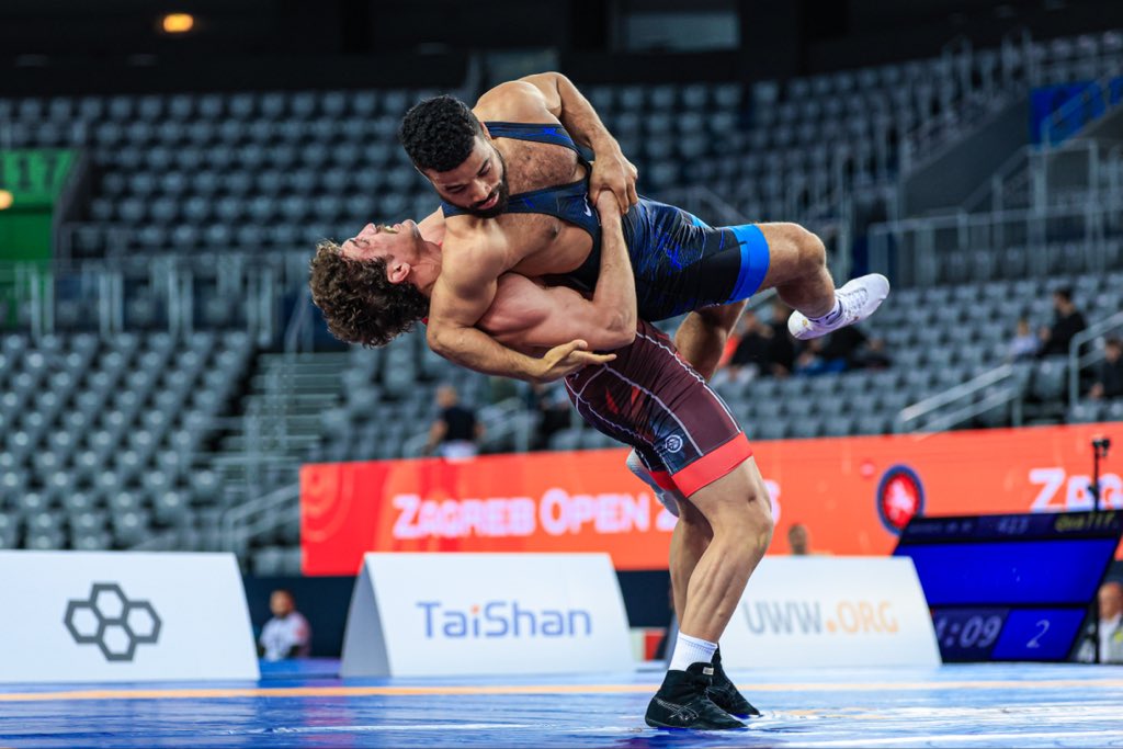 TRguresFed's tweet photo. Yüksel Sarıçiçek Zagreb Open Ranking Serisi’nde 5’te 5 Yaparak Şampiyon Oldu! 🇹🇷🥇

Hırvatistan’ın başkenti Zagreb’de düzenlenen UWW 1. Ranking Series Zagreb Open Turnuvası’nda milli güreşçimiz Yüksel Sarıçiçek, 82 kiloda çıktığı 5 maçın tamamını kazanarak altın madalyaya uzandı.

Turnuva boyunca kritik galibiyetlere imza atan Sarıçiçek, ilk turda ABD’li Jesse Alexander Porter’i 9-0 teknik üstünlükle mağlup etti. İkinci turda Ukraynalı Mykyta Politaev’i 4-0 yenen milli güreşçimiz, çeyrek finalde ev sahibi Hırvat Filip Sacic’i 3-2’lik skorla geçerek yarı finale yükseldi.

Yarı finalde Kazakistanlı İbragim Magomadov’u 4-3 mağlup eden Sarıçiçek, finale adını yazdırdı. Finalde Moldovalı Mihail Bradu ile karşılaşan milli güreşçimiz, rakibini 5-0 mağlup ederek şampiyonluğa ulaştı.

Bu sonuçla Yüksel Sarıçiçek, Zagreb Open Ranking Serisi’ni altın madalya ile tamamladı. Milli güreşçimizi tebrik ediyor, başarılarının devamını diliyoruz. 🇹🇷

@unitedworldwrestling 📸