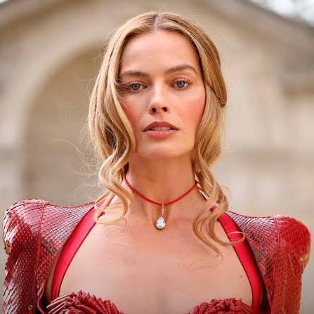 poponze's tweet image. Margot Robbie disse que sua adaptação de “O Morro dos Ventos Uivantes” é muito mais corajosa e apaixonada do que o livro:

“Na verdade, não há muitos beijos no livro, mas nos beijamos muito no filme. Nos beijamos em todo lugar.”