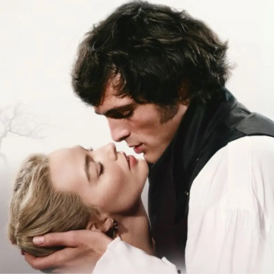 poponze's tweet image. Margot Robbie disse que sua adaptação de “O Morro dos Ventos Uivantes” é muito mais corajosa e apaixonada do que o livro:

“Na verdade, não há muitos beijos no livro, mas nos beijamos muito no filme. Nos beijamos em todo lugar.”