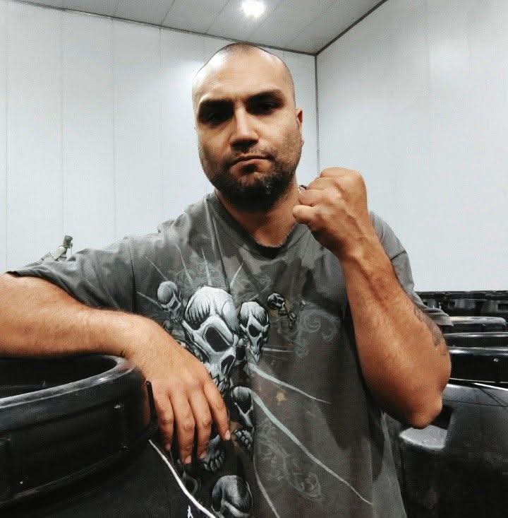 "Tengo una camioneta arreglada... para salir a matar homosexuales. José Rojas, de Molina, le dejó este comentario a <a href="/Damivago/">Damivago</a> en una viñeta por el caso del bombero de la COPEC. Ese es el nivel de retroceso al que nos están llevando